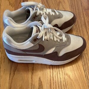 Nike Airmax SC White and Mauve Athletic Shoes